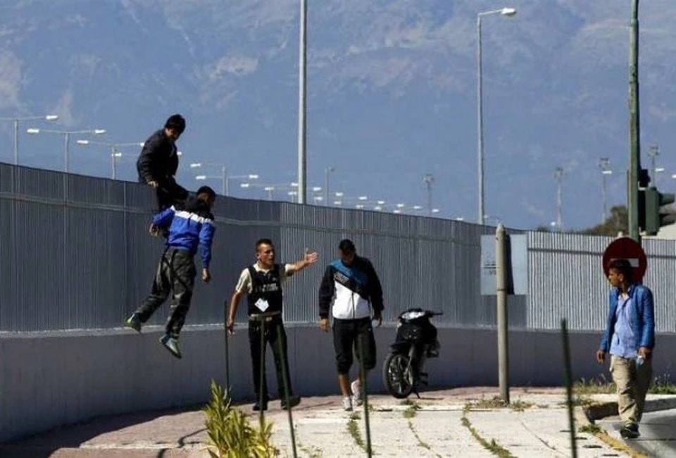 Παράνομοι μετανάστες στήνουν παγίδες θανάτου σε λιμενικούς στο λιμάνι της Πάτρας – Κινδυνεύουν ζωές! Δείτε εικόνες ντοκουμέντα